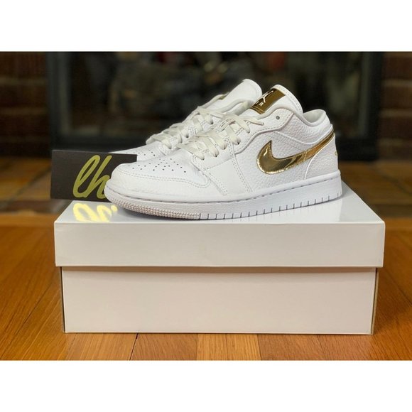 Size 7 w Air Jordan 1 Low "White Metallic Gold" - Picture 2 of 5